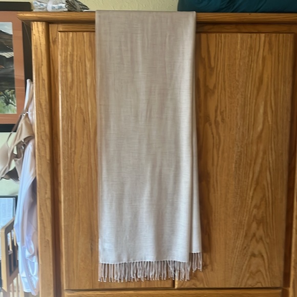 Tissue weight cashmere scarf - Picture 2 of 6